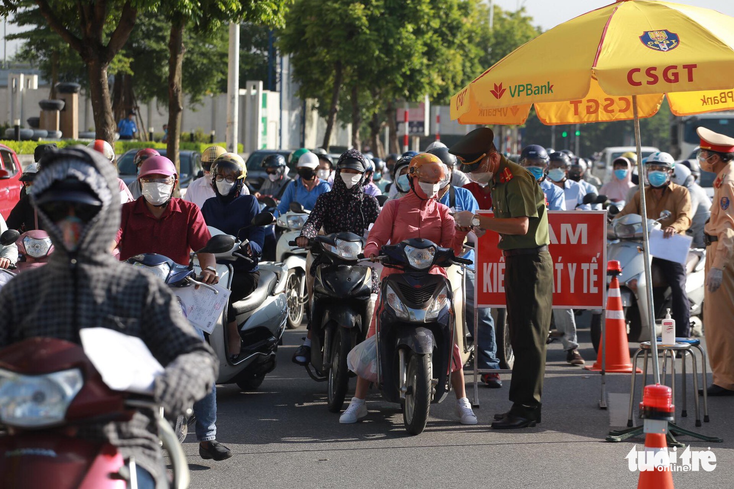 Hà Nội ngày đầu phân vùng chống dịch: Chưa áp dụng giấy đi đường mới, vẫn bị ùn ứ - Ảnh 15.