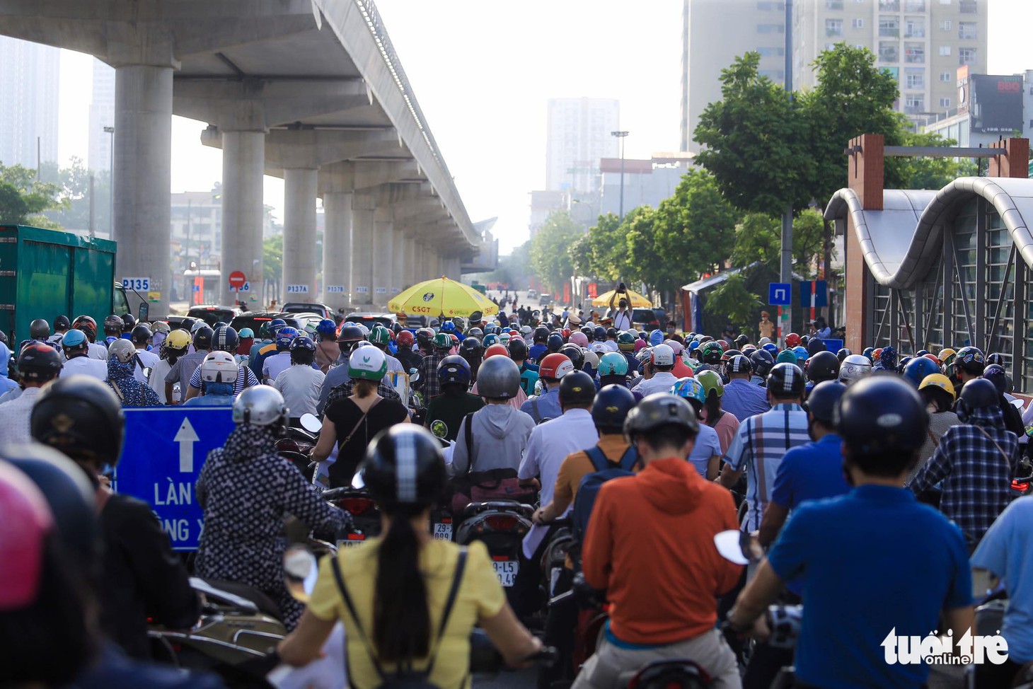 Hà Nội ngày đầu phân vùng chống dịch: Chưa áp dụng giấy đi đường mới, vẫn bị ùn ứ - Ảnh 7.