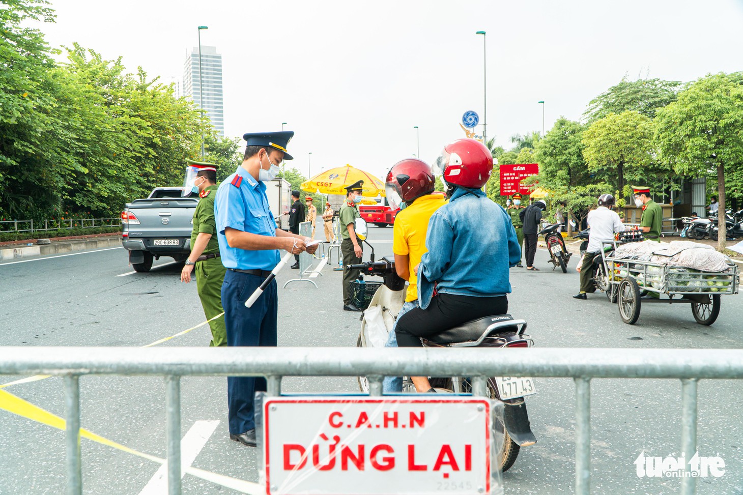 Hà Nội ngày đầu phân vùng chống dịch: Chưa áp dụng giấy đi đường mới, vẫn bị ùn ứ - Ảnh 11.