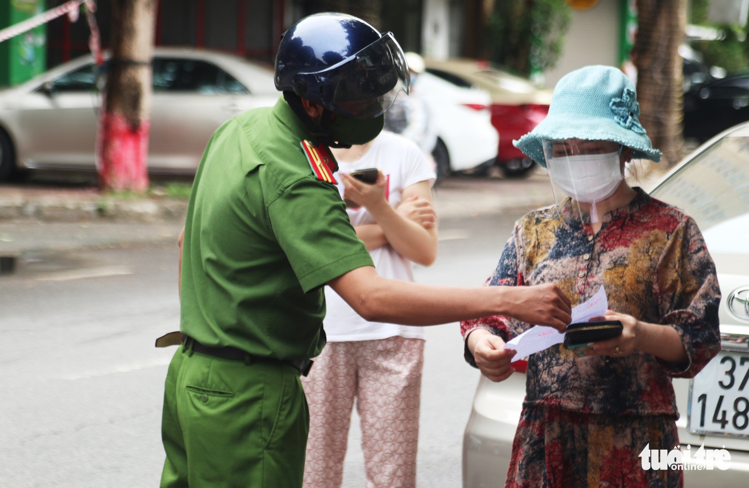 Người dân TP Vinh xếp hàng nhiều giờ chờ mua thực phẩm - Ảnh 3.