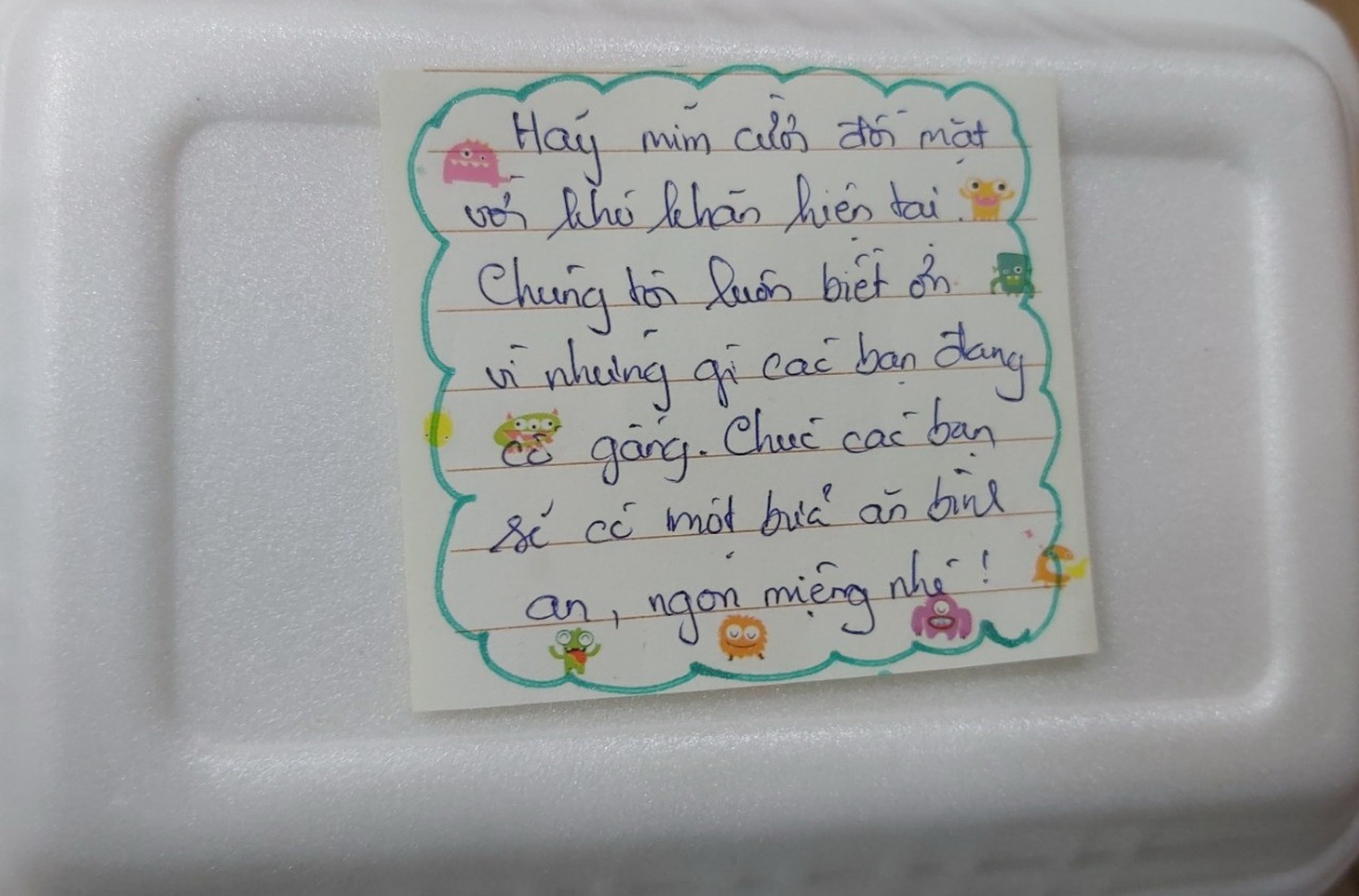 Chúng tôi gọi đó là những hộp cơm ẤM, thành phố sẽ bình yên trở lại! - Ảnh 2.