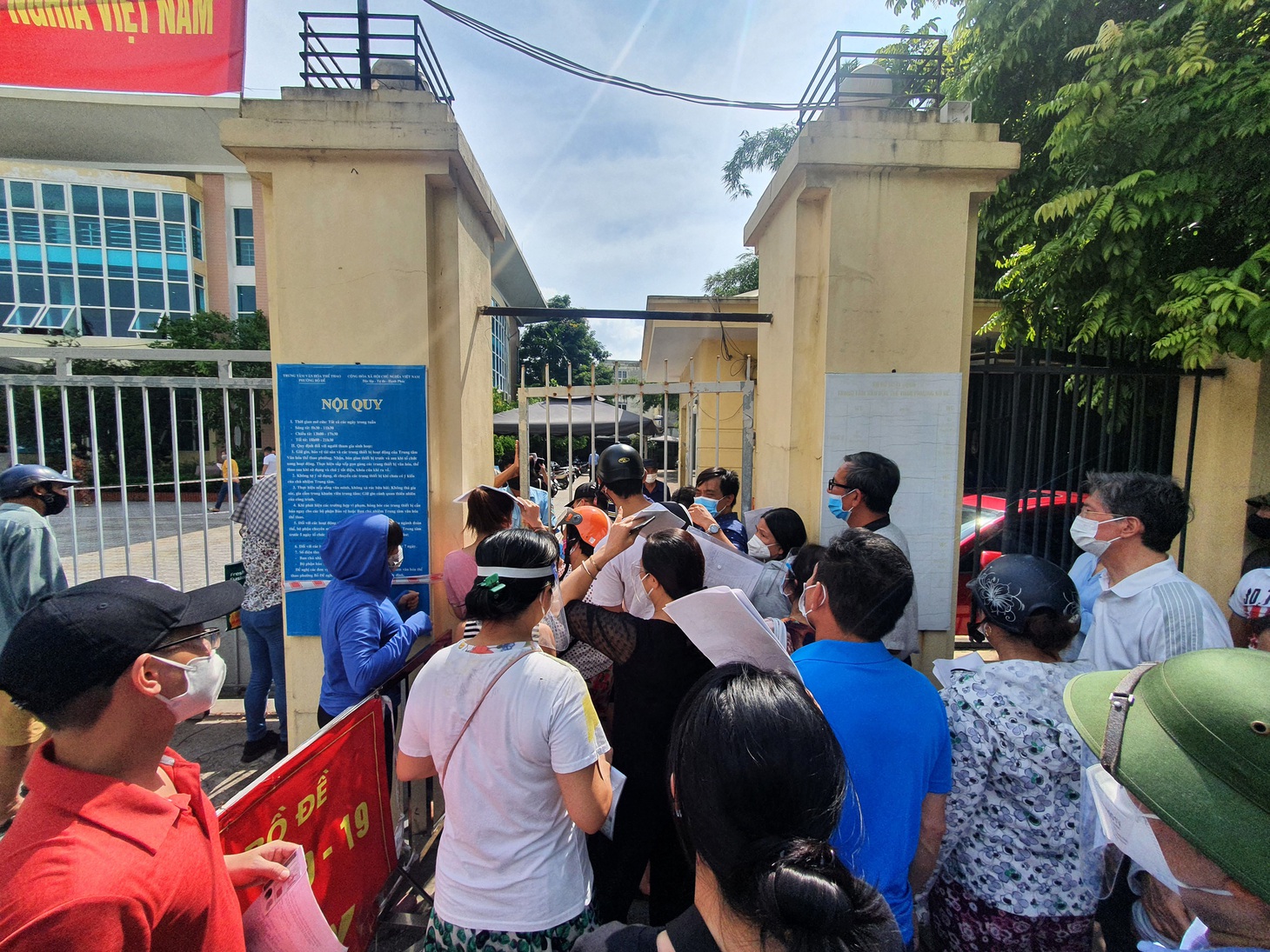 Nhiều điểm tiêm chủng tại Hà Nội đông nghẹt, chen lấn - Ảnh 5.