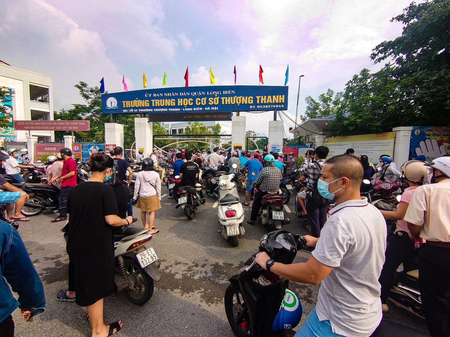 Nhiều điểm tiêm chủng tại Hà Nội đông nghẹt, chen lấn - Ảnh 1.