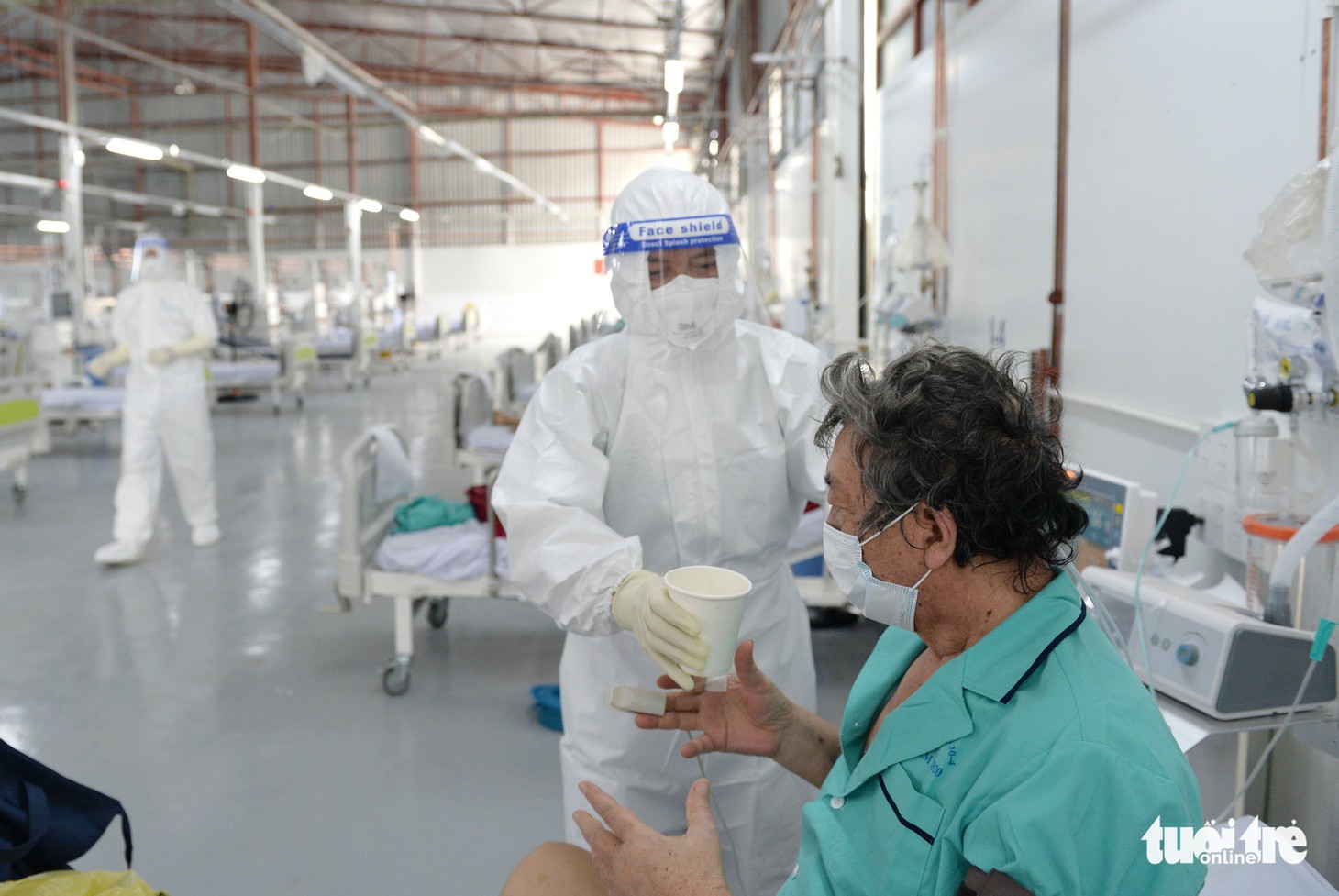 Bệnh viện dã chiến thuộc Bộ Công an nâng tầng điều trị - Ảnh 4.