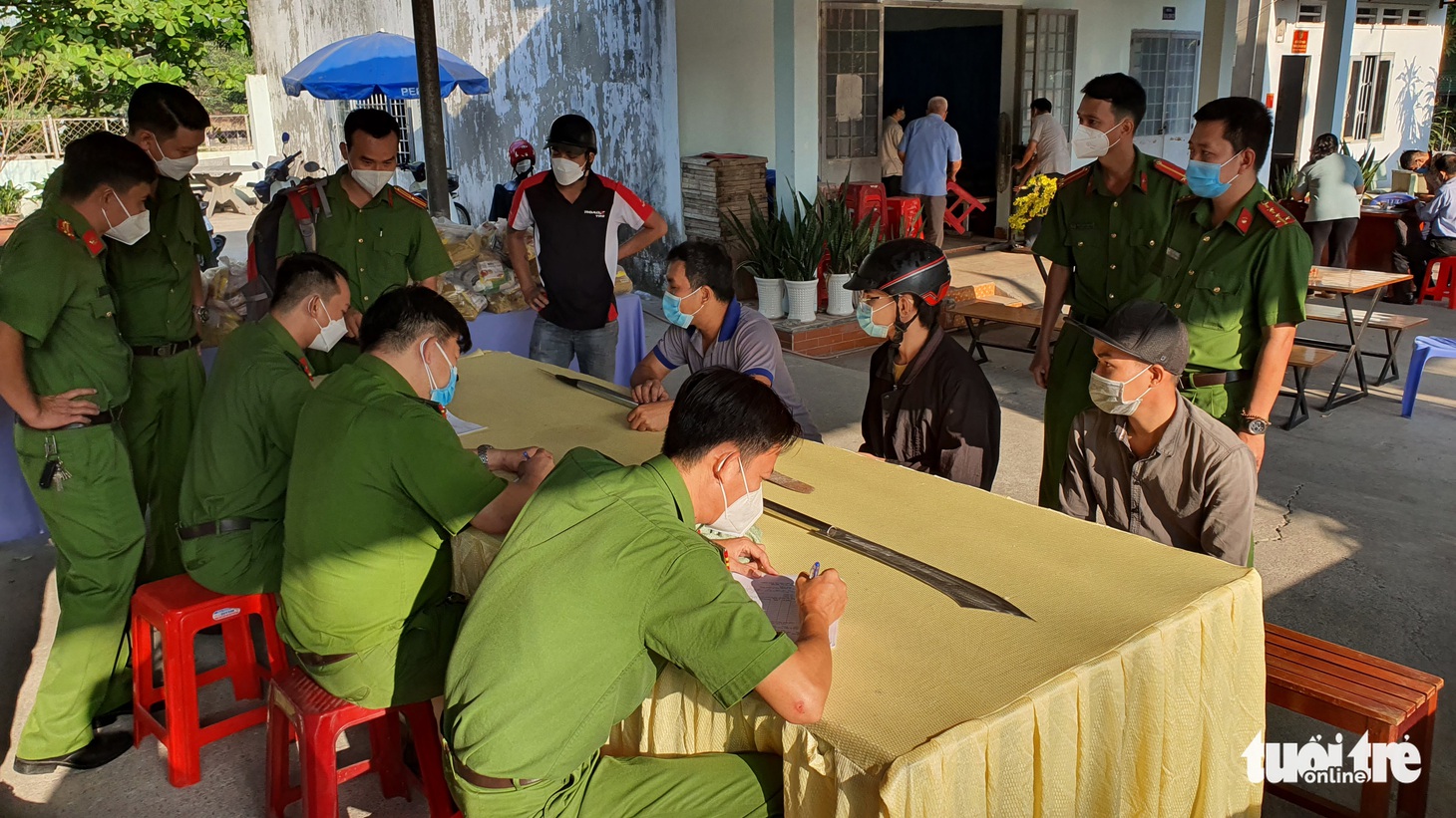 Mang hàng nóng nộp công an đổi quà dịp Tết - Ảnh 2.