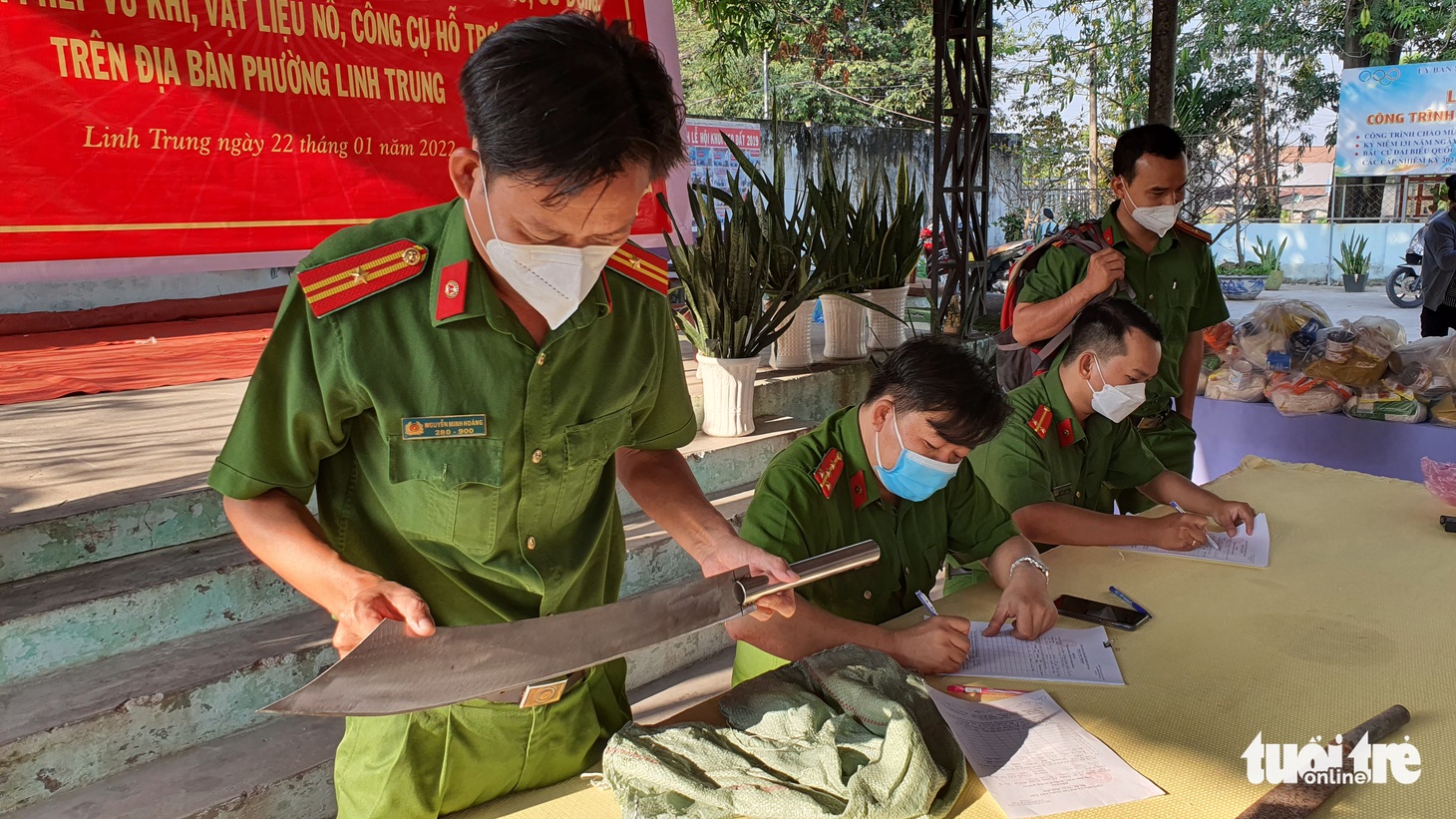 Mang hàng nóng nộp công an đổi quà dịp Tết - Ảnh 1.