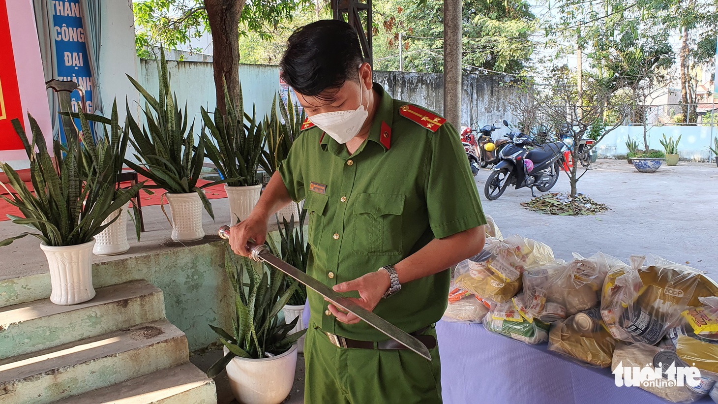 Mang hàng nóng nộp công an đổi quà dịp Tết - Ảnh 3.