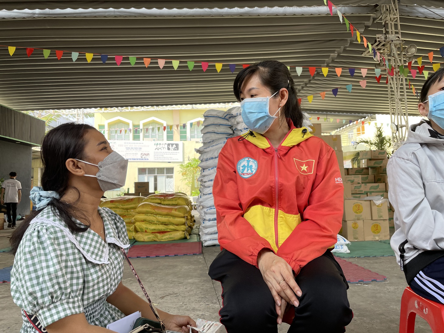 Tiệm hớt tóc di động cho trẻ mồ côi vì đại dịch COVID-19 - Ảnh 4.
