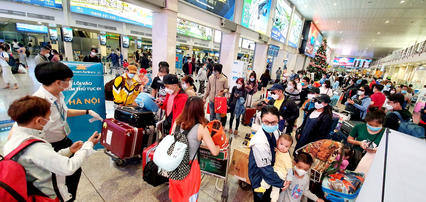 Sân bay Tân Sơn Nhất đông nghẹt người về quê ăn Tết - Ảnh 2.