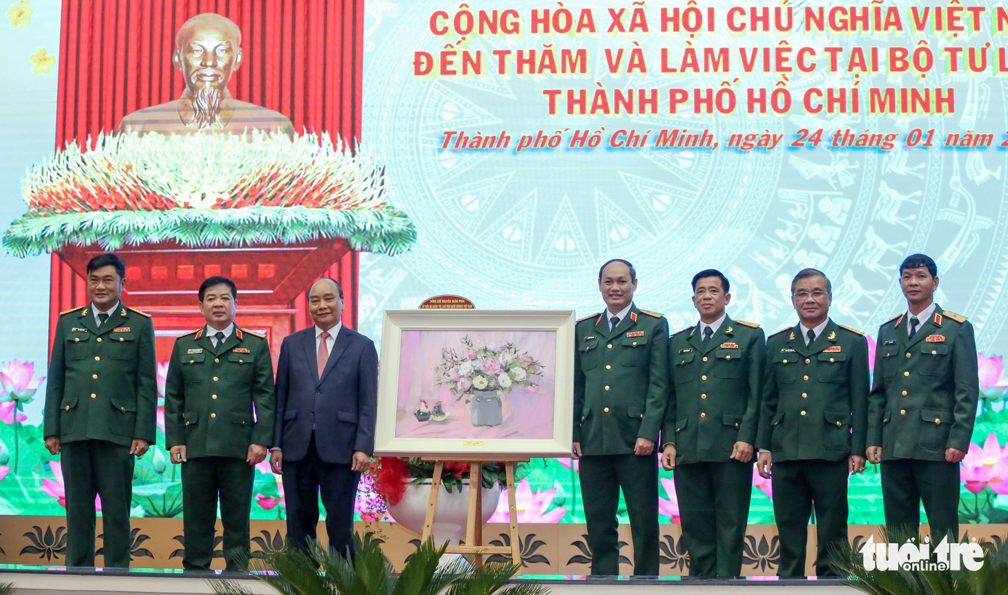 Chủ tịch nước Nguyễn Xuân Phúc chúc Tết Công an và Bộ tư lệnh TP.HCM - Ảnh 9.