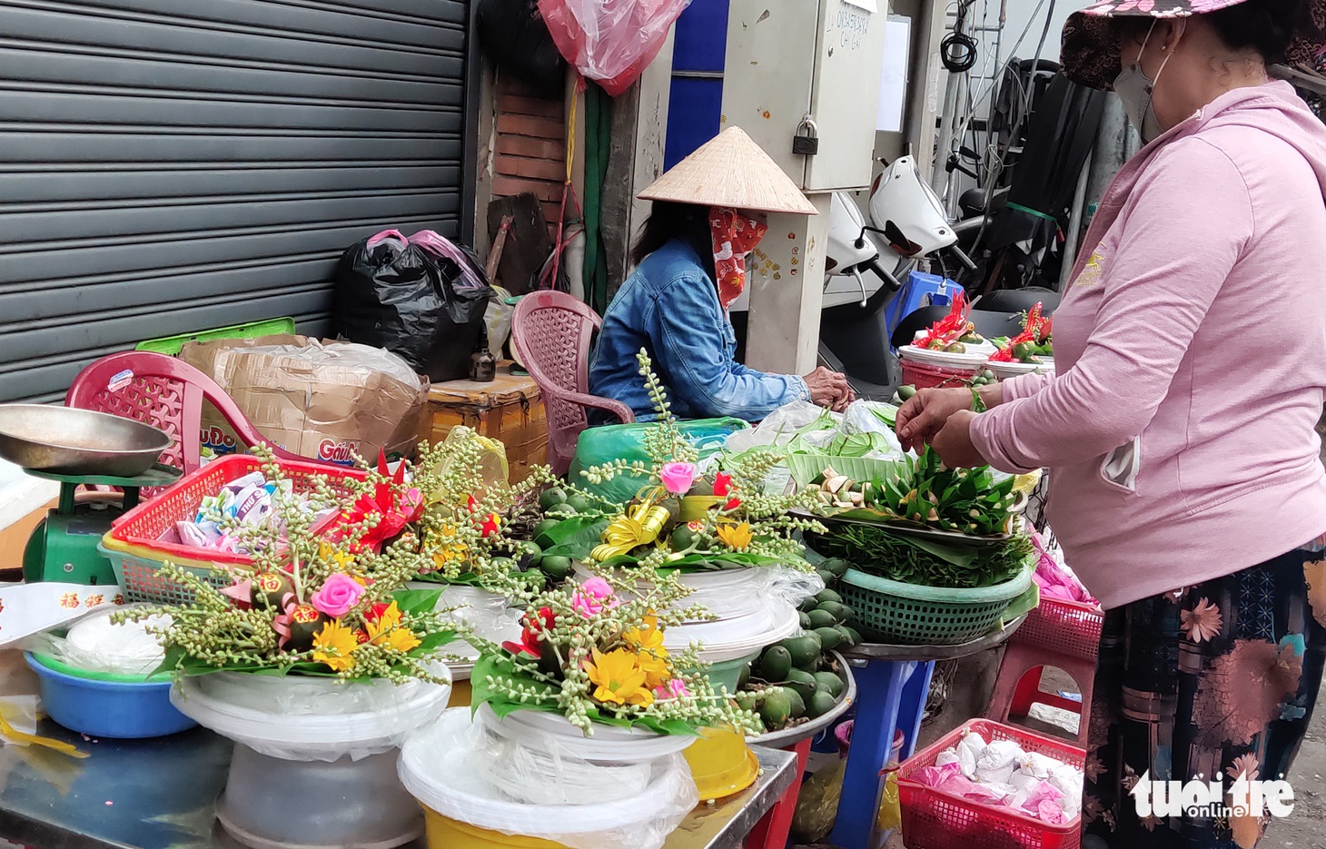 TP.HCM: Trái cây, chè trôi nước, vàng mã đắt hàng, giá chỉ nhích nhẹ - Ảnh 3.