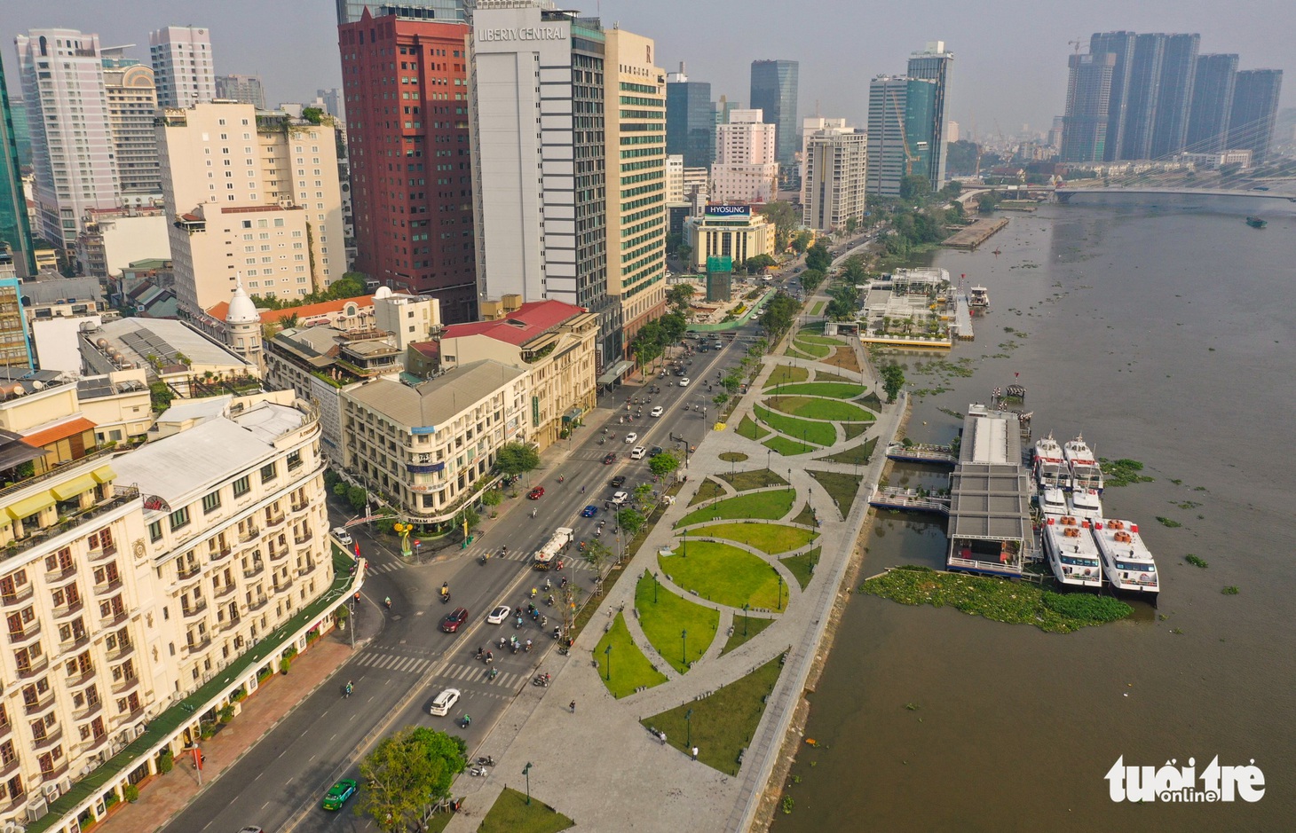 Công viên bến Bạch Đằng thu hút đông đảo người dân sau khi chỉnh trang - Ảnh 2.