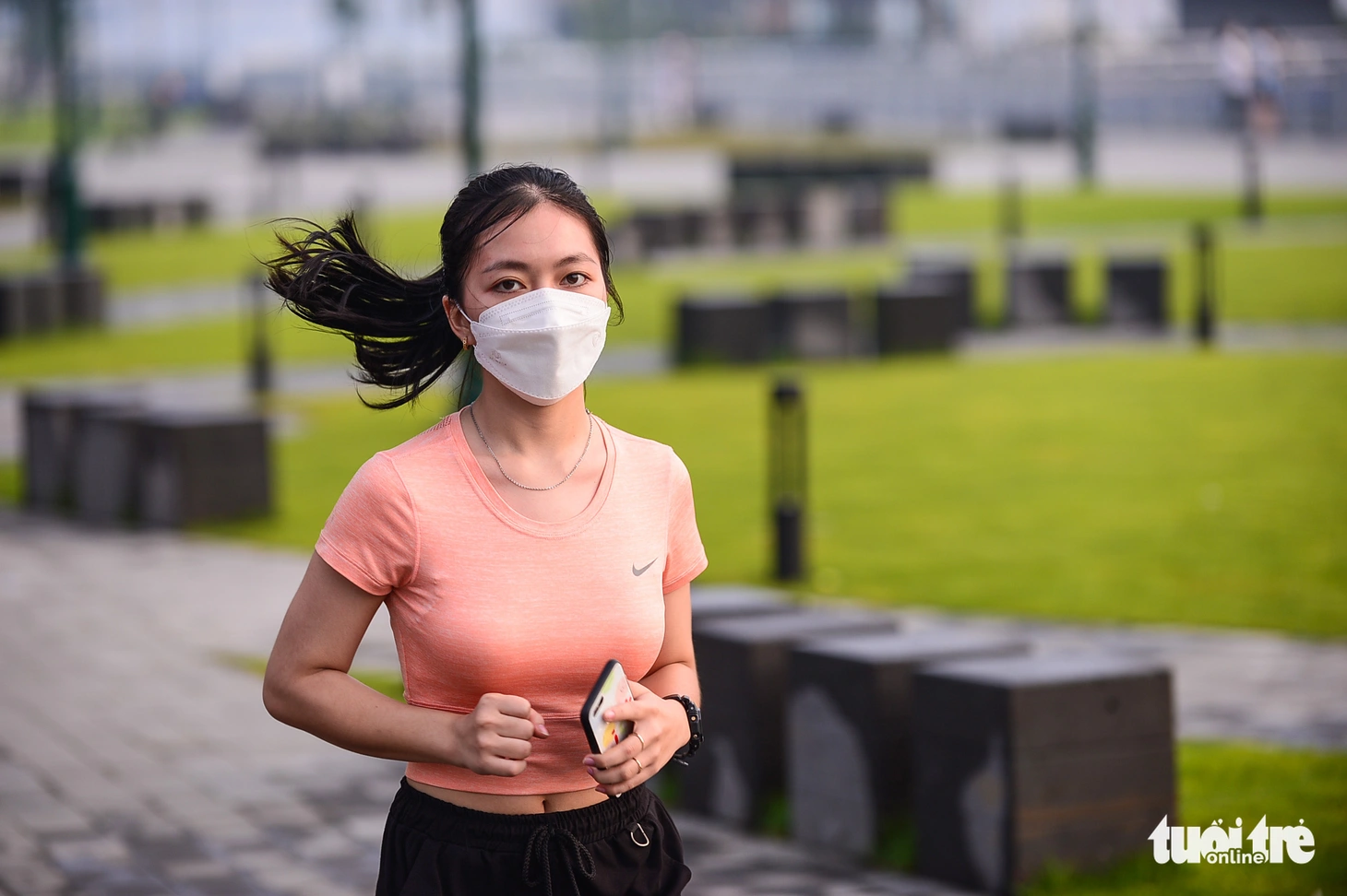 Công viên bến Bạch Đằng thu hút đông đảo người dân sau khi chỉnh trang - Ảnh 3.