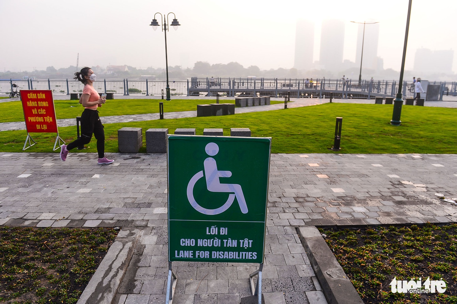Công viên bến Bạch Đằng thu hút đông đảo người dân sau khi chỉnh trang - Ảnh 5.