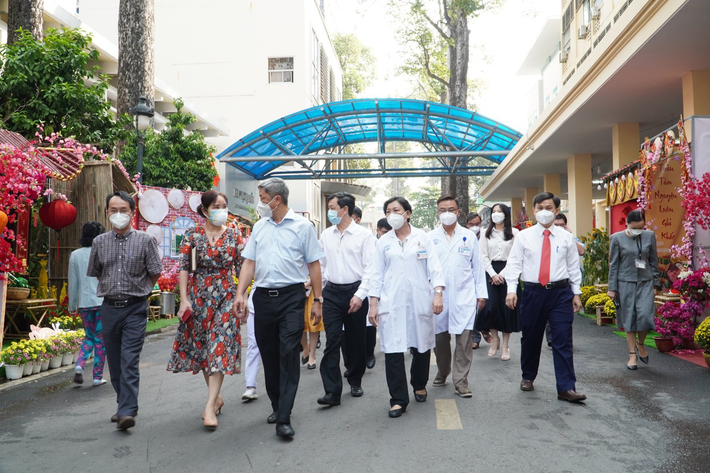 Giám đốc Sở Y tế TP.HCM khuyến cáo người dân vui Tết: Nhớ khẩu trang, hạn chế tập trung đông người - Ảnh 4.