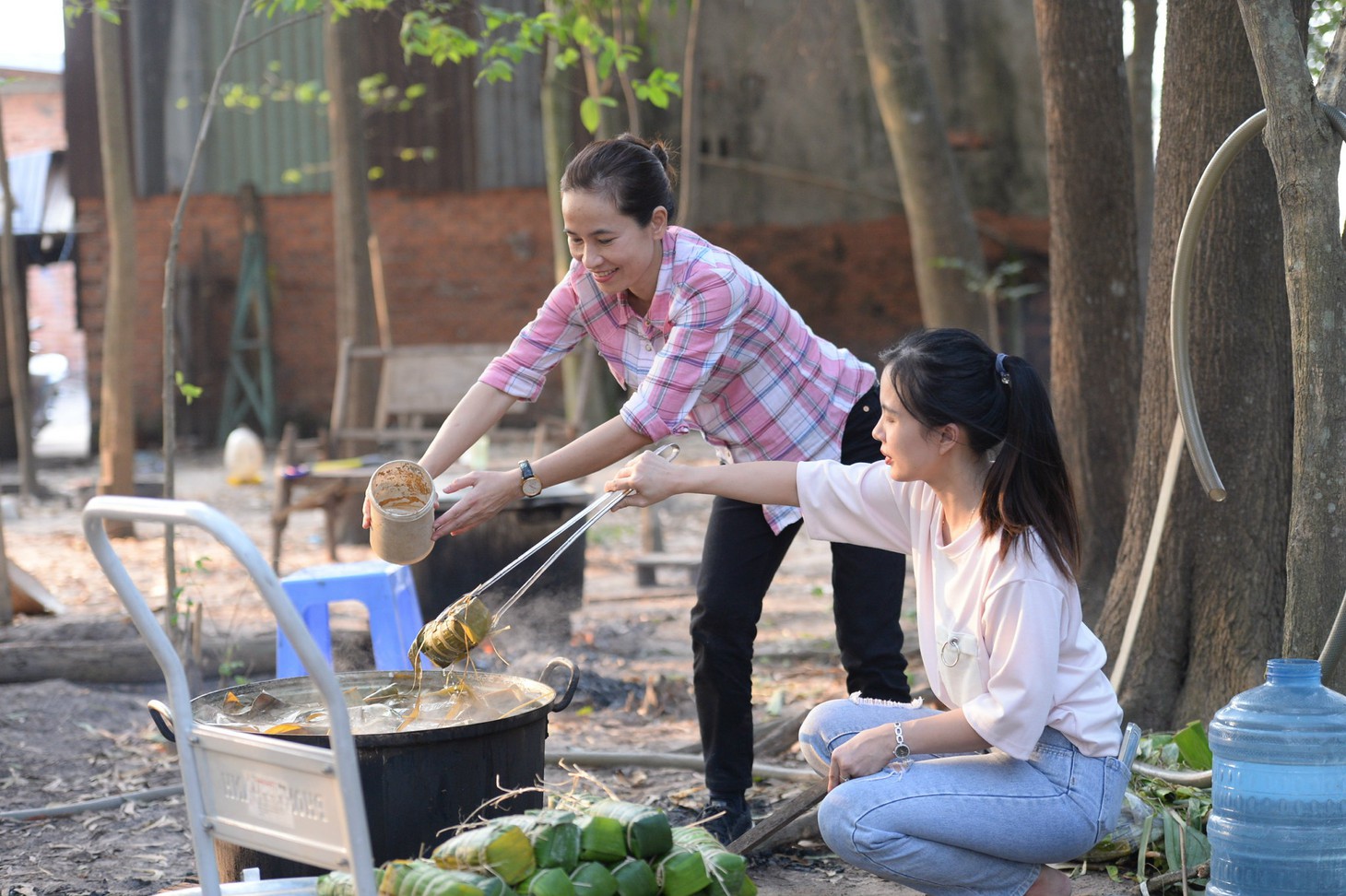 Vừa ngơi tay, y bác sĩ tuyến đầu xúm xít gói bánh tét, bánh chưng tặng người nghèo - Ảnh 5.