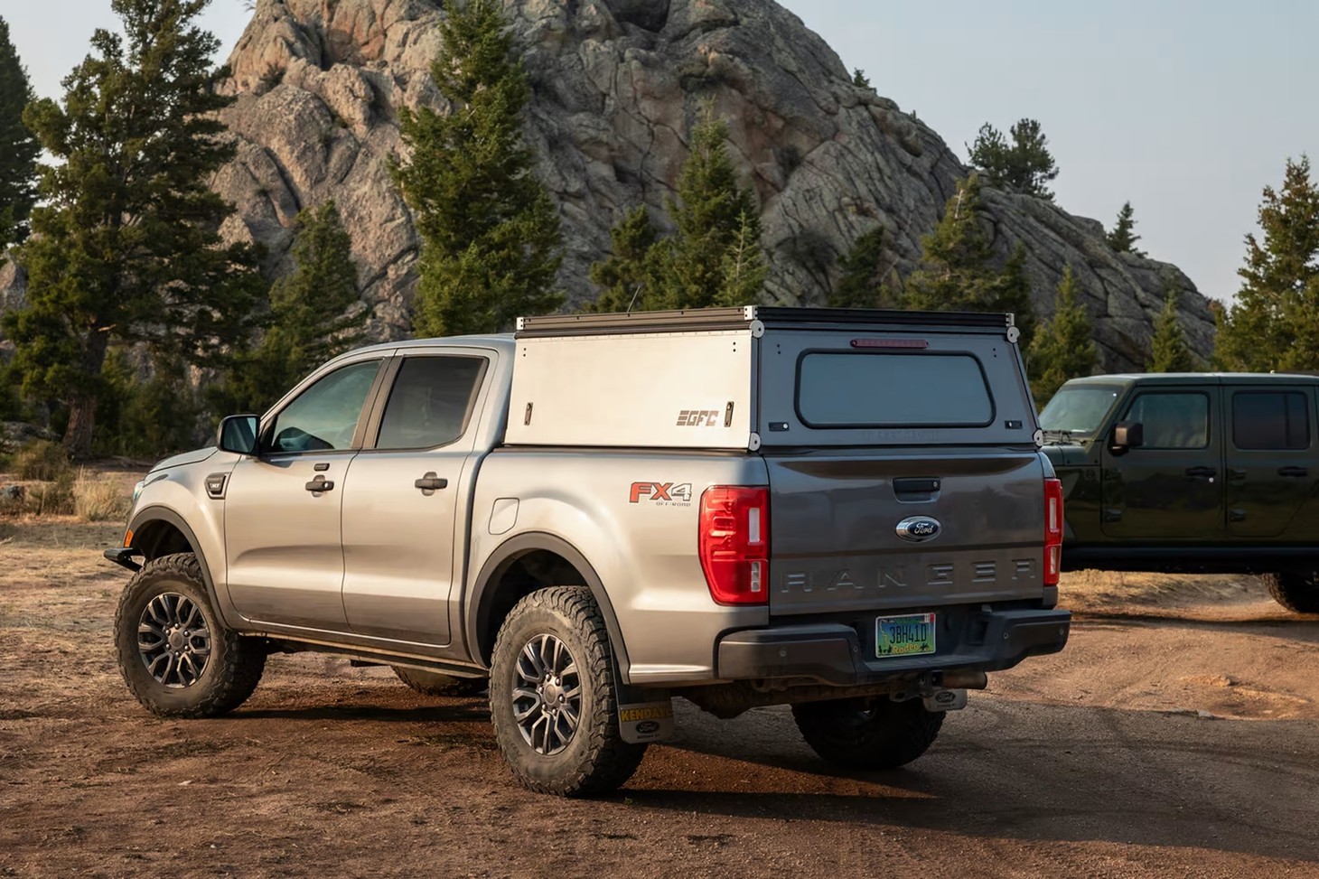 Bán tải Toyota hóa thành motorhome ‘khỏe nhất thế giới’: ‘Cõng’ cả bán tải Ford dù khá chật vật - Ảnh 8.