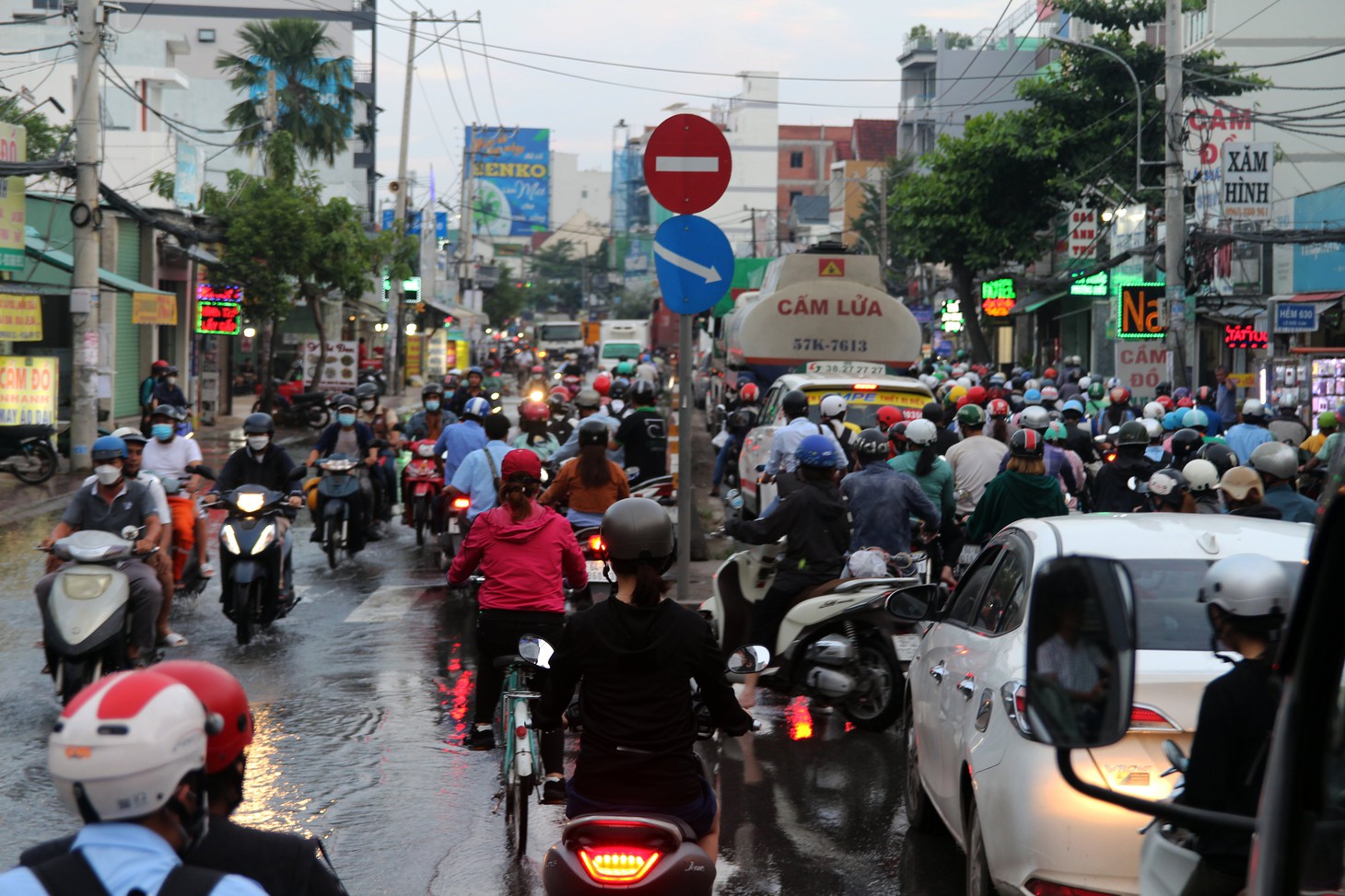 Người dân TP.HCM sáng dầm mưa đi làm, chiều vật vã về nhà vì triều cường - Ảnh 8.