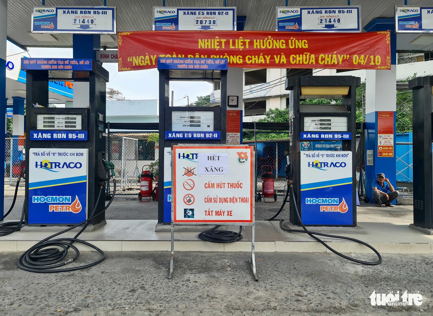 Người dân TP.HCM bước sang ngày thứ ba liên tiếp vất vả mua xăng - Ảnh 9.