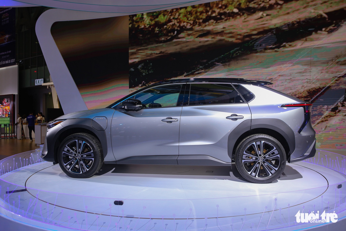 Toyota tung toàn ‘hàng độc’ chào VMS 2022: Veloz Cross lắp ráp, mổ Prius - Ảnh 4.