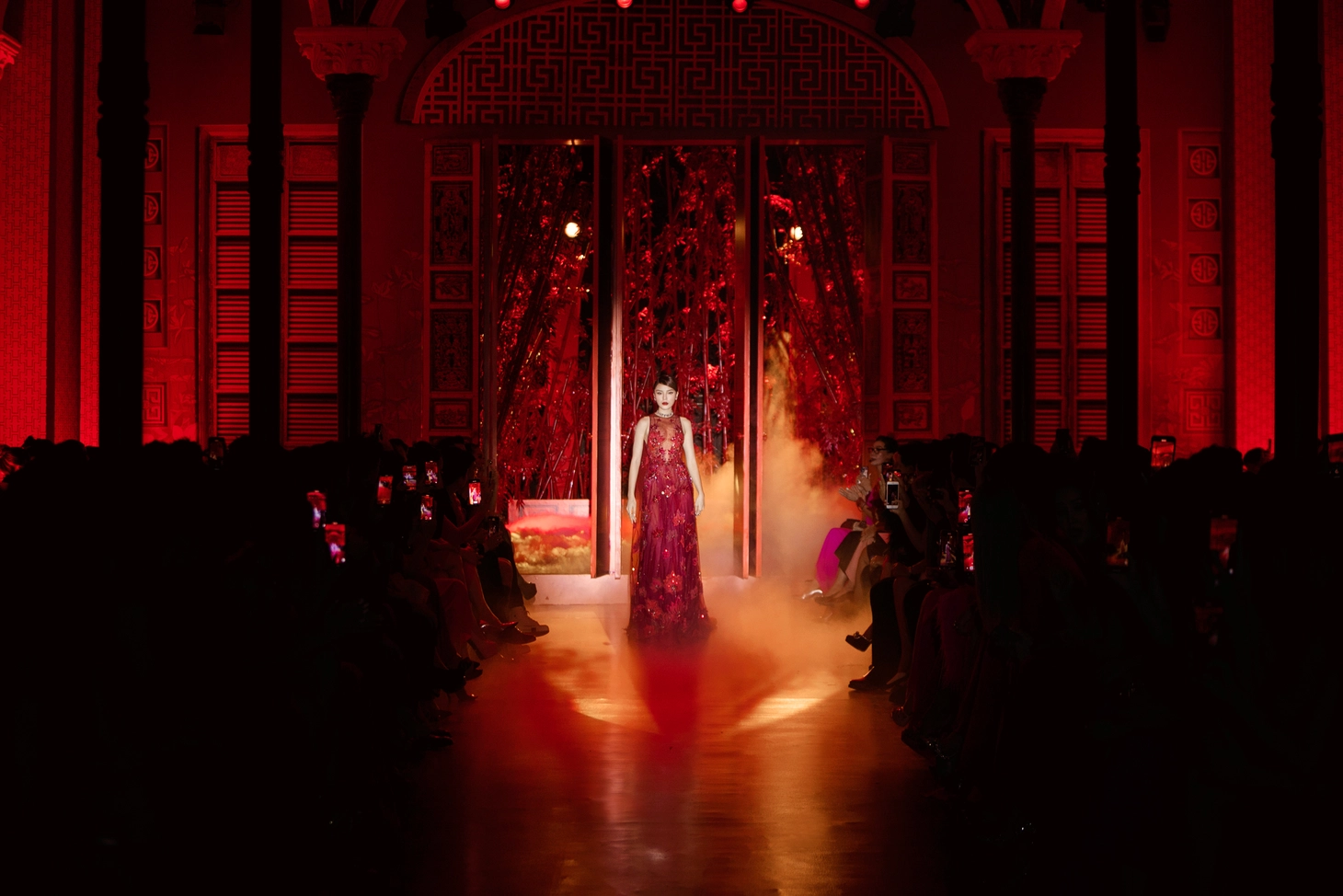 20 hoa hậu mặc đồ An trình diễn trong một ngôi nhà cổ - Ảnh 1.