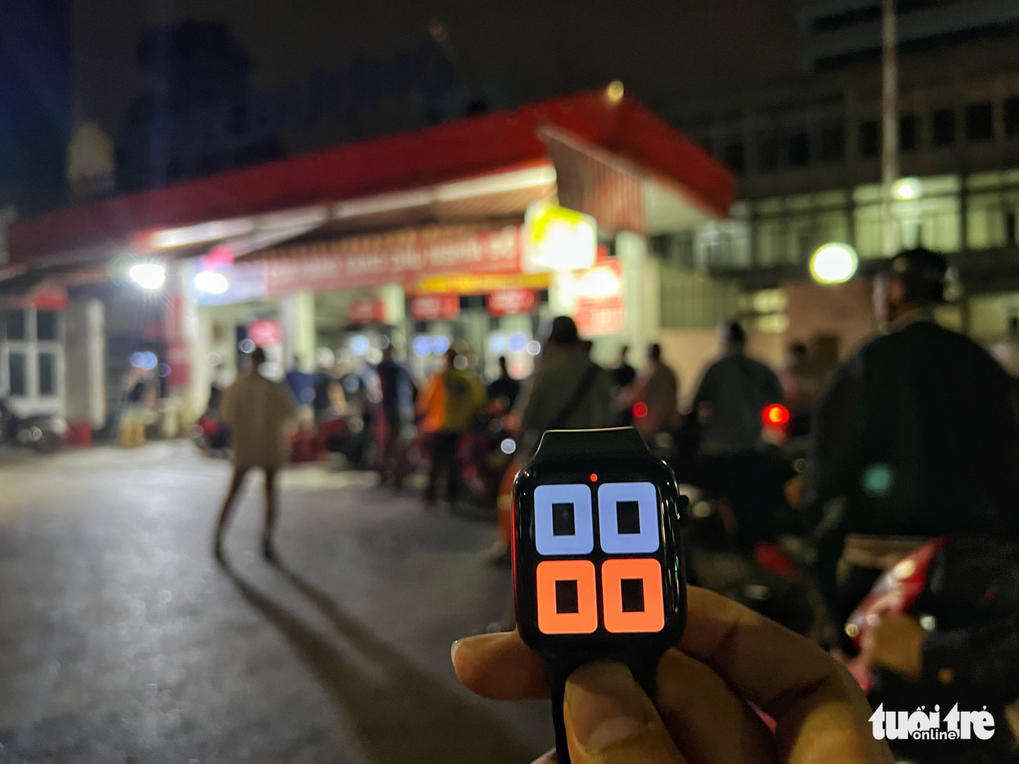 0h đêm, người dân Hà Nội vẫn xếp hàng rất dài để mua xăng - Ảnh 5.