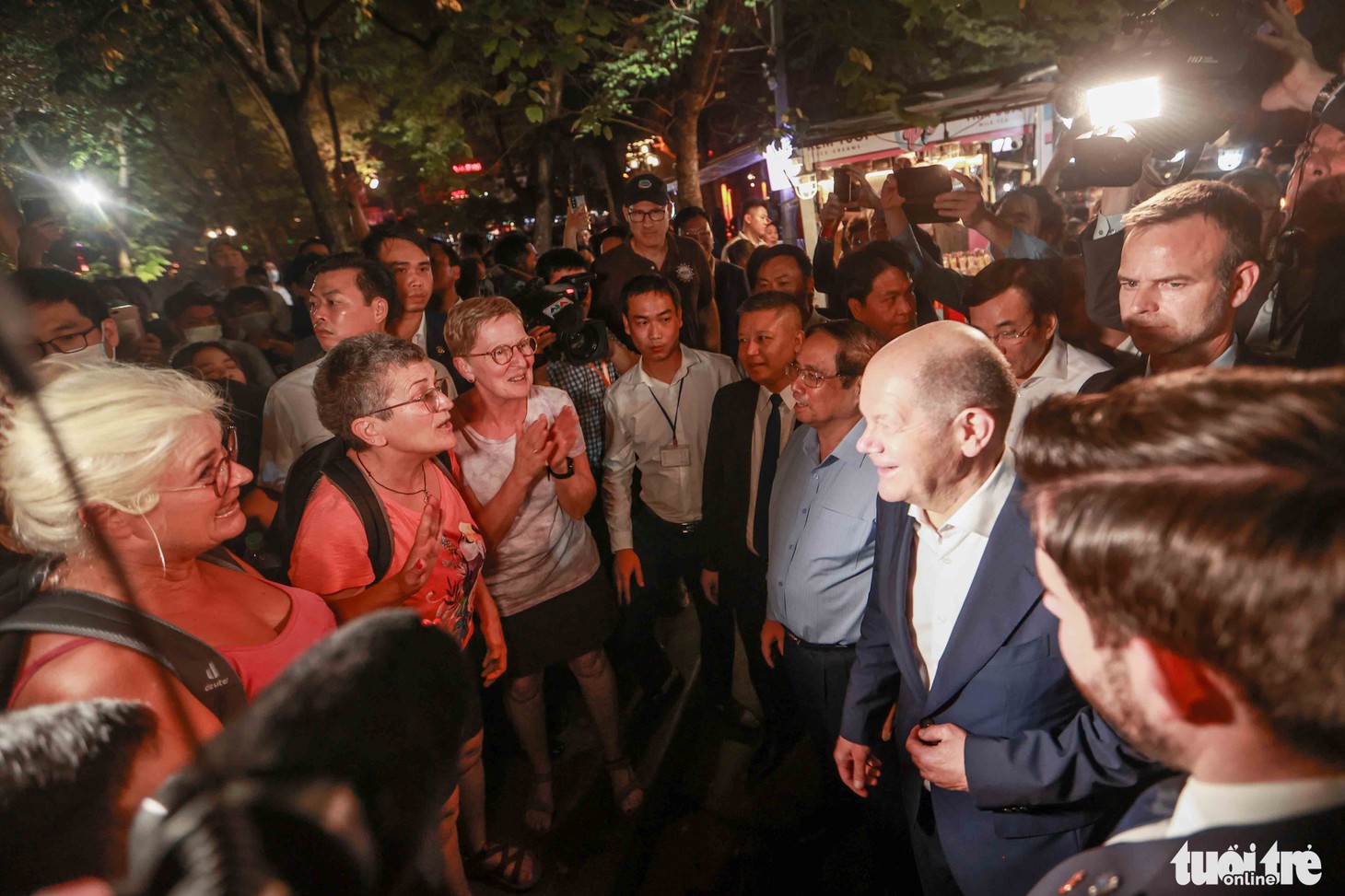 Thủ tướng Đức Olaf Scholz cùng Thủ tướng Phạm Minh Chính dạo bộ đêm hồ Gươm - Ảnh 6.