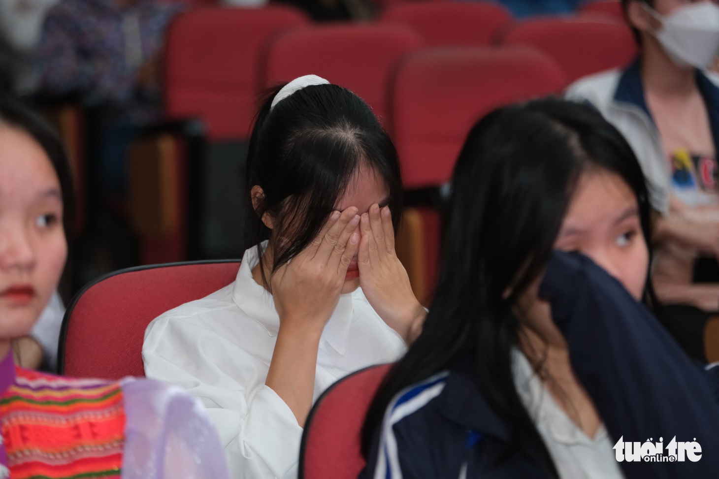 Ngày đêm chiến đấu với bệnh tật, bông hoa núi rừng khát khao học tập - Ảnh 7.