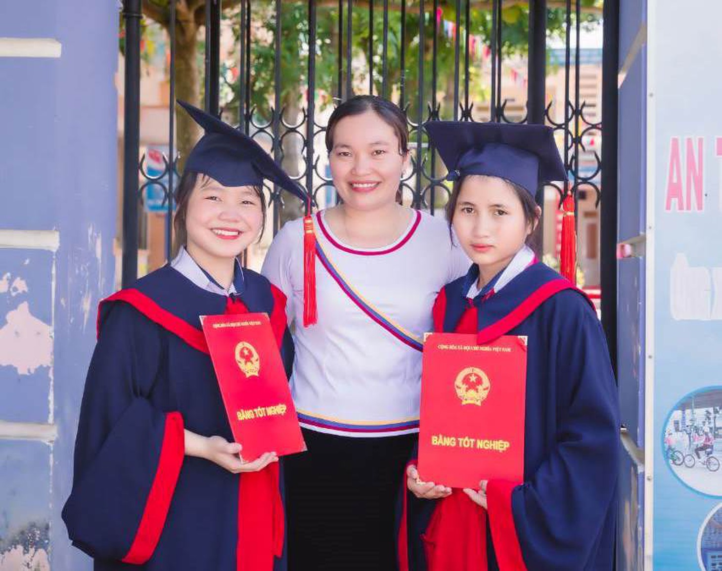 Xúc động cô học trò mồ côi nghẹn ngào khi tặng hoa cô giáo cũ - Ảnh 2.