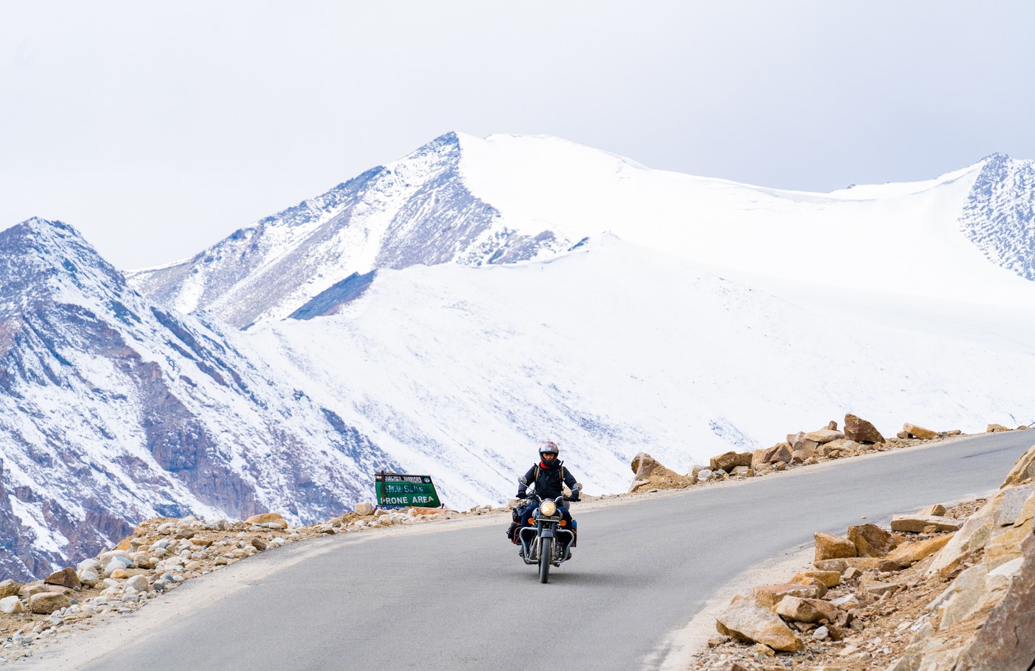 Chạy xe máy dưới núi tuyết tại Ladakh và kỷ niệm lạc đường trong đêm của travel blogger Việt - Ảnh 7.