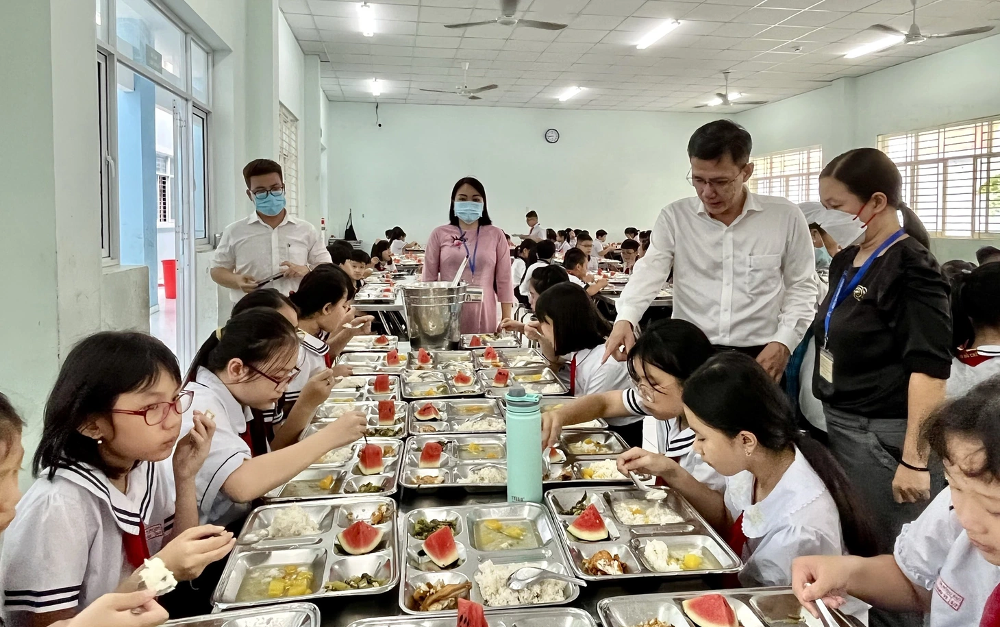 Kiểm soát để bữa ăn trường học an toàn - Ảnh 1.