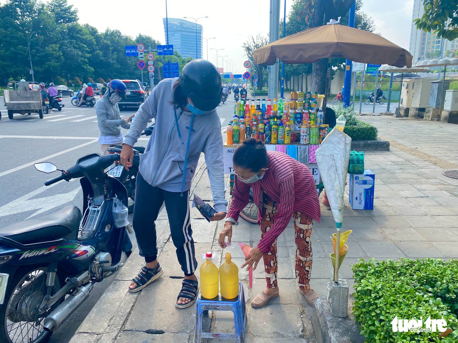 Cây xăng cục gạch xuất hiện tràn lan dọc các tuyến đường ở TP.HCM - Ảnh 1.