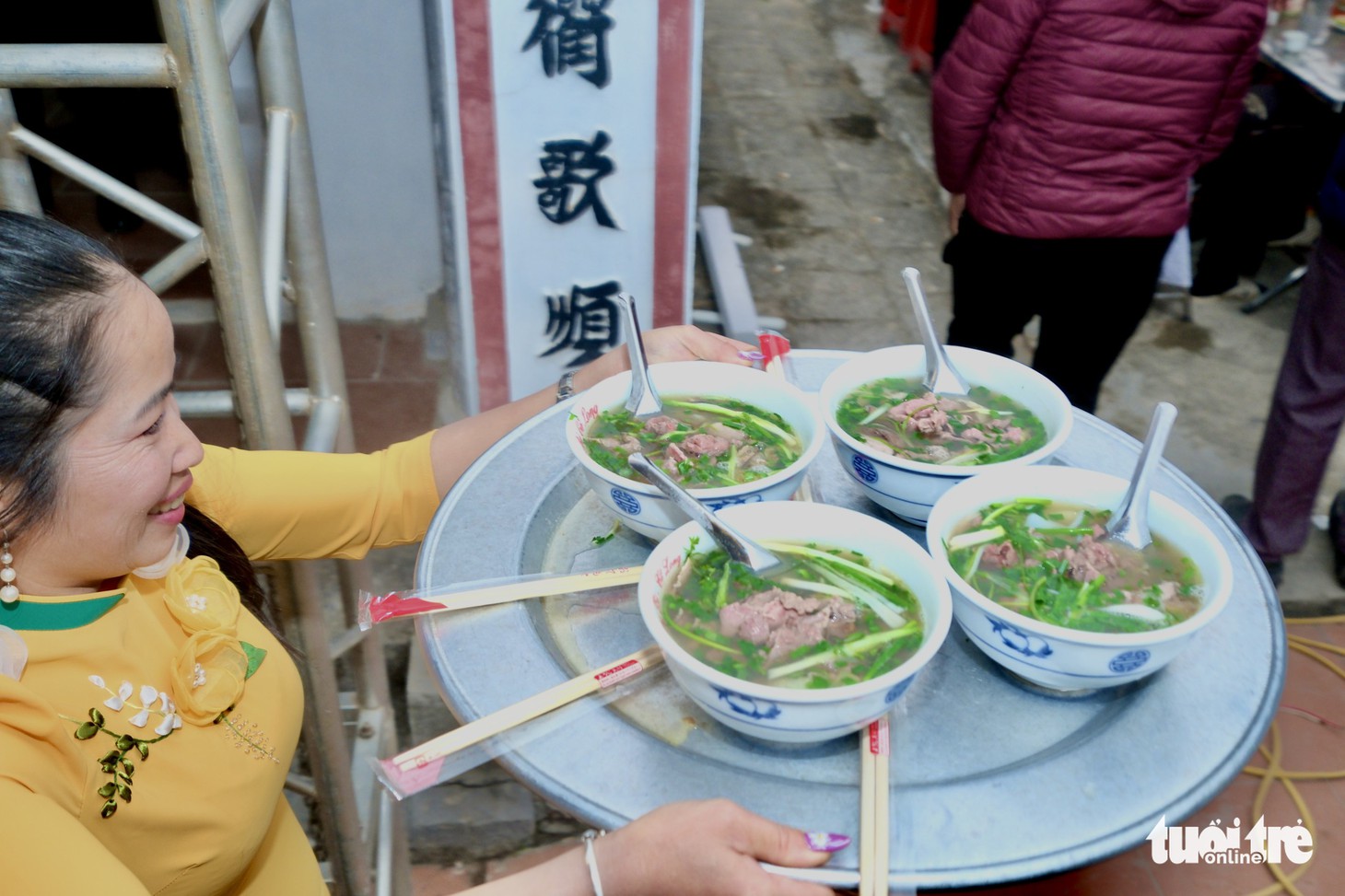 1.000 tô phở chiêu đãi người dân trước đình làng phở Vân Cù - Ảnh 6.