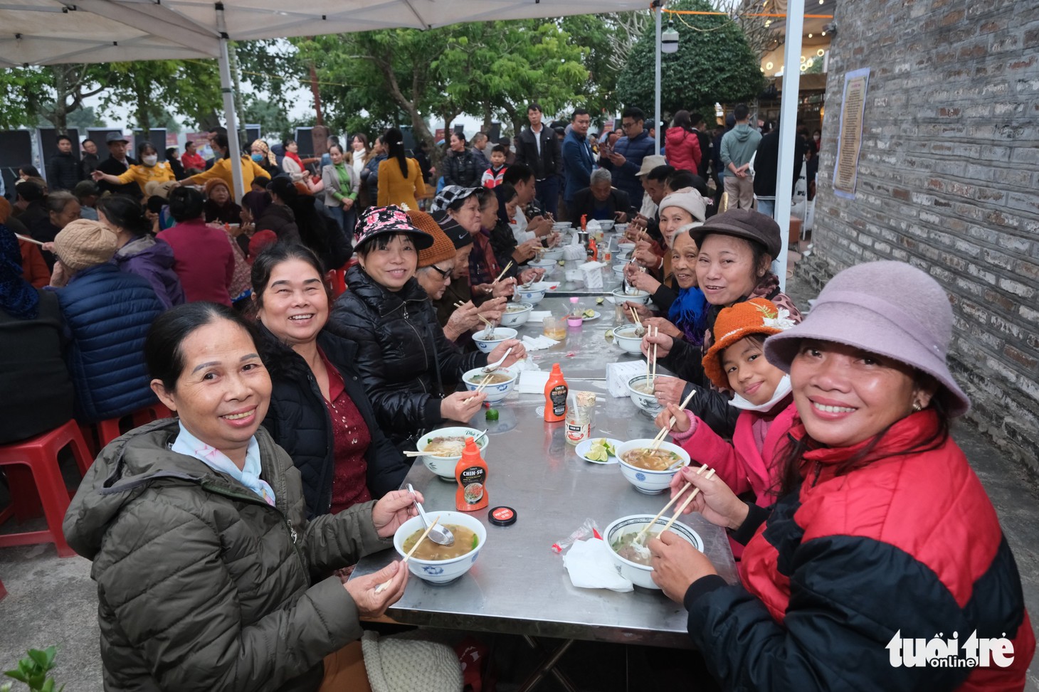 1.000 tô phở chiêu đãi người dân trước đình làng phở Vân Cù - Ảnh 8.