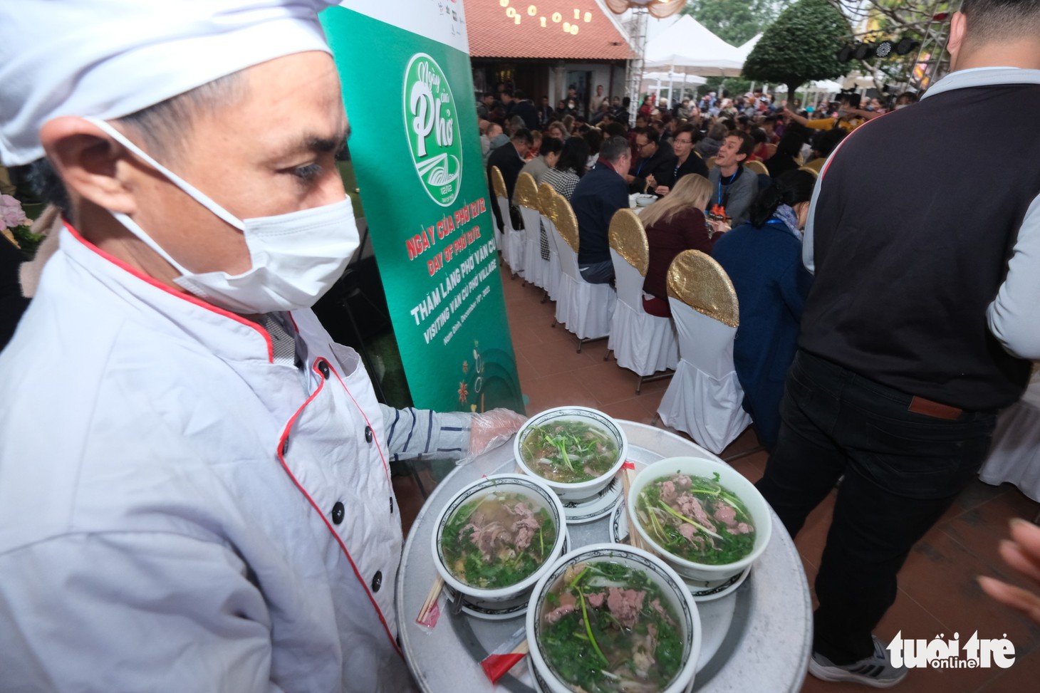 1.000 tô phở chiêu đãi người dân trước đình làng phở Vân Cù - Ảnh 7.
