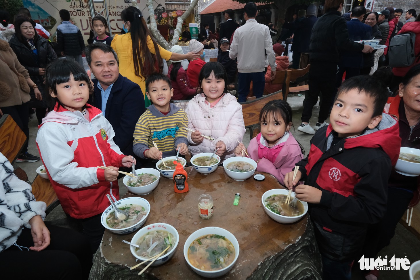 1.000 tô phở chiêu đãi người dân trước đình làng phở Vân Cù - Ảnh 3.
