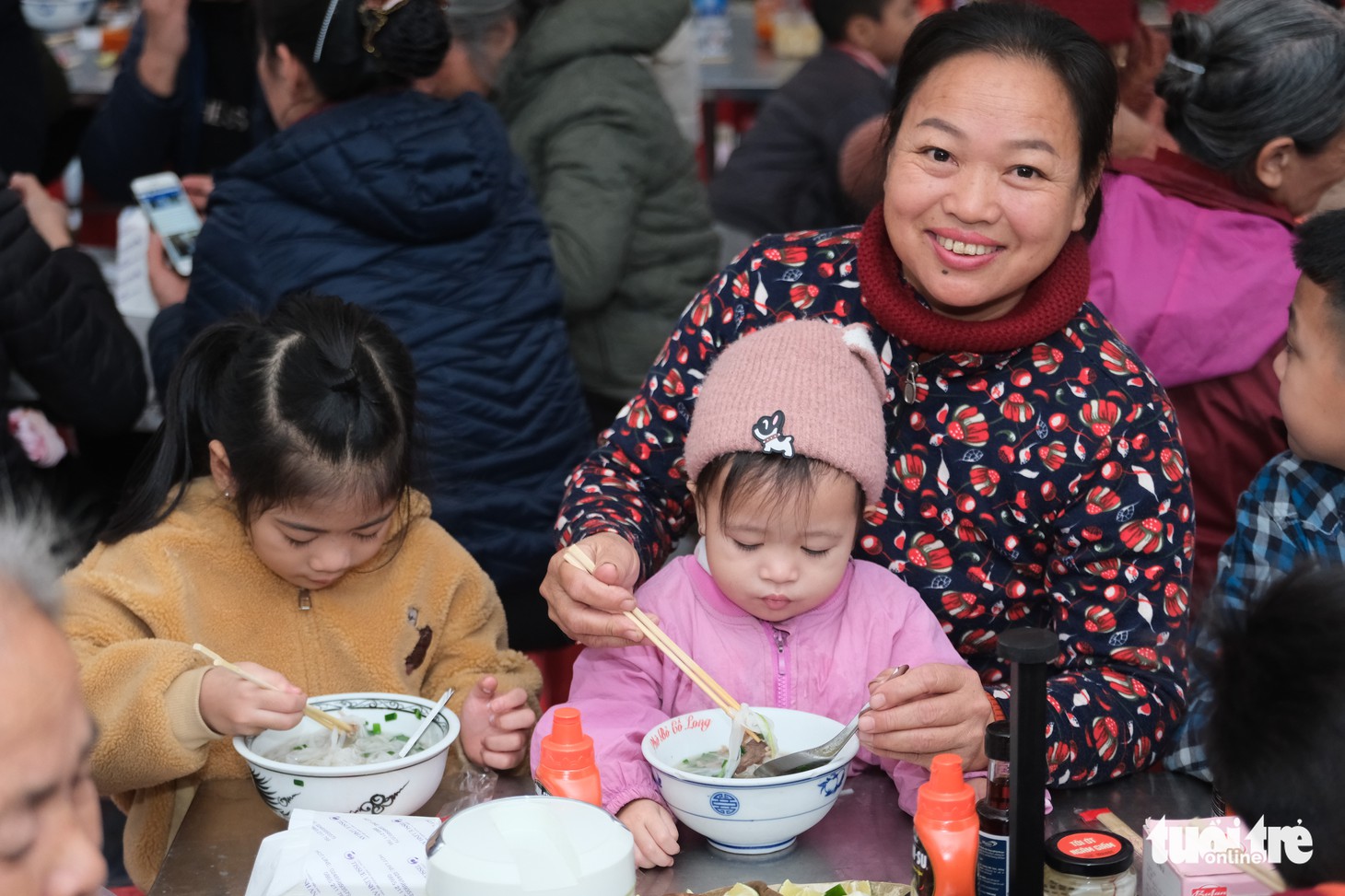 1.000 tô phở chiêu đãi người dân trước đình làng phở Vân Cù - Ảnh 1.