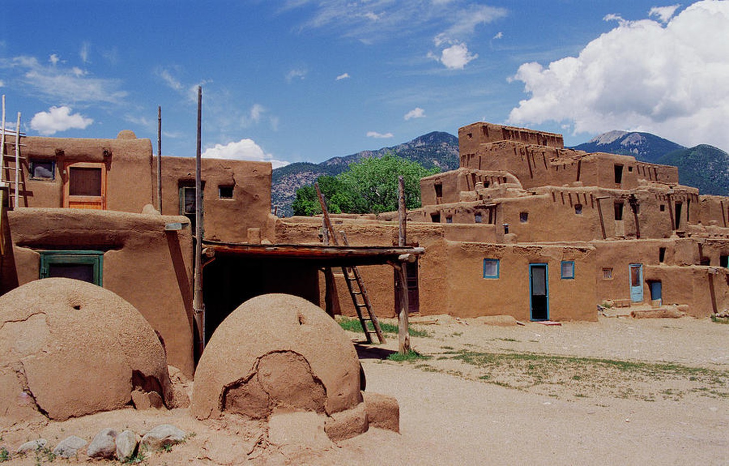 Những ngôi nhà pueblo hồi sinh ở Santa Fe - Ảnh 1.