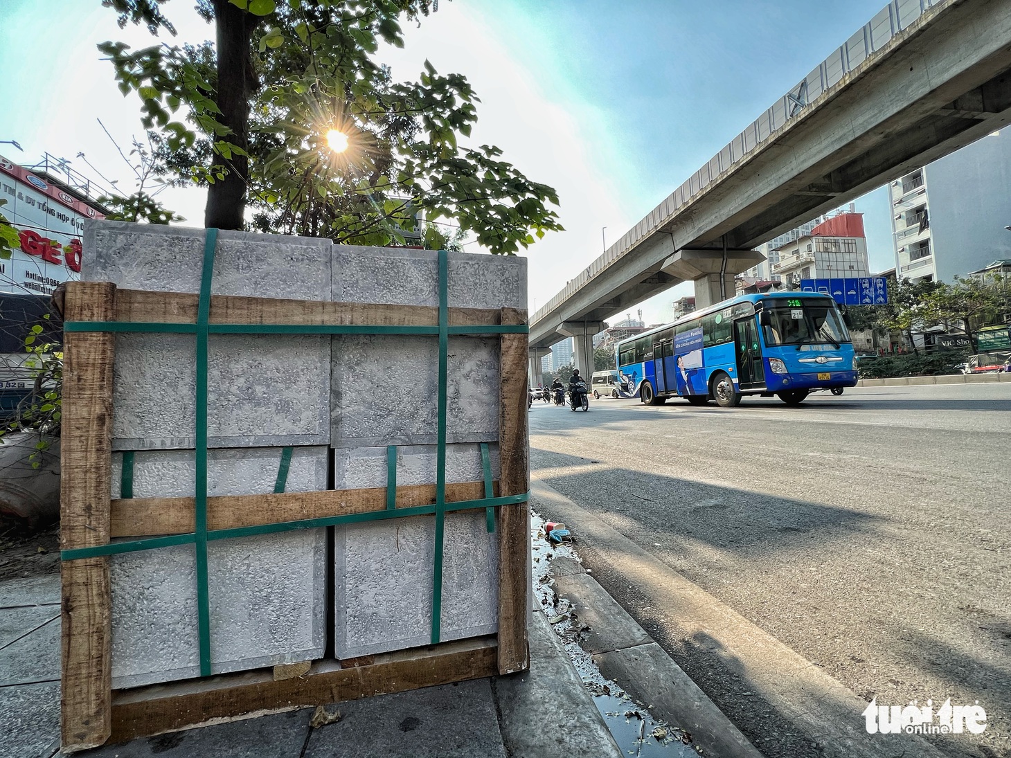 Công nhân tất bật vá lại vỉa hè lát đá bền 70 năm bị nứt vỡ - Ảnh 6.