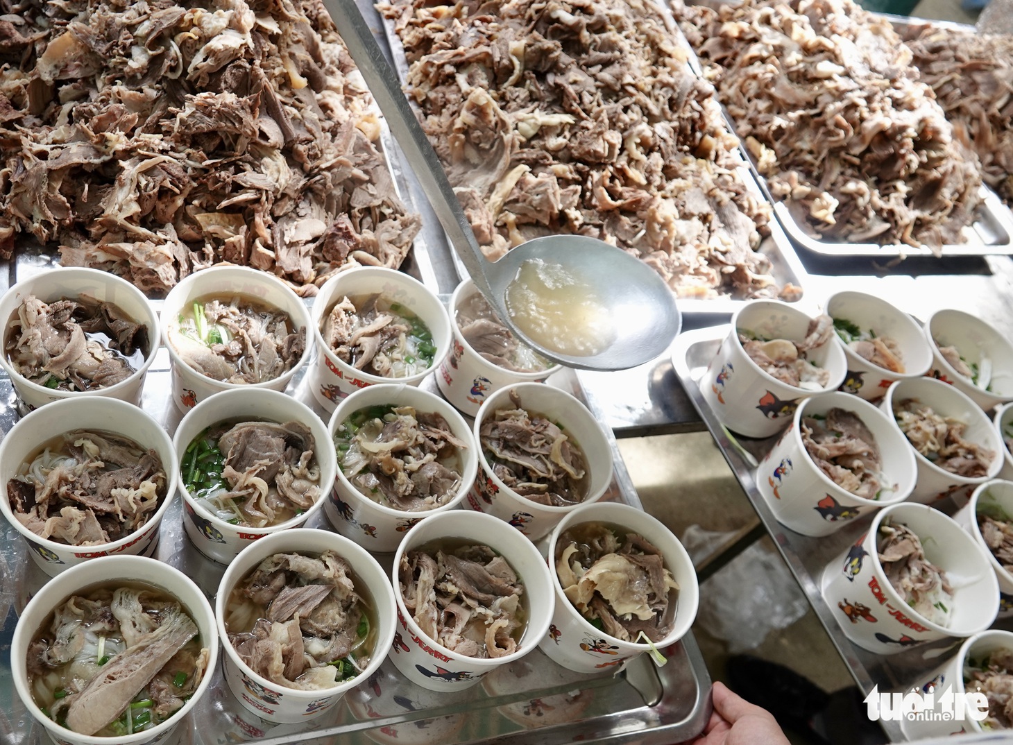 Xe phở yêu thương phục vụ 2.000 học sinh, trao 100 suất quà cho trẻ em nghèo Thanh Hóa - Ảnh 4.