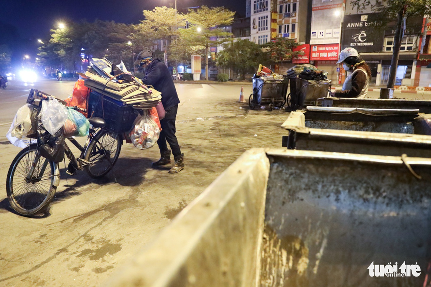 Trắng đêm mưu sinh trong giá rét giữa Hà Nội - Ảnh 1.