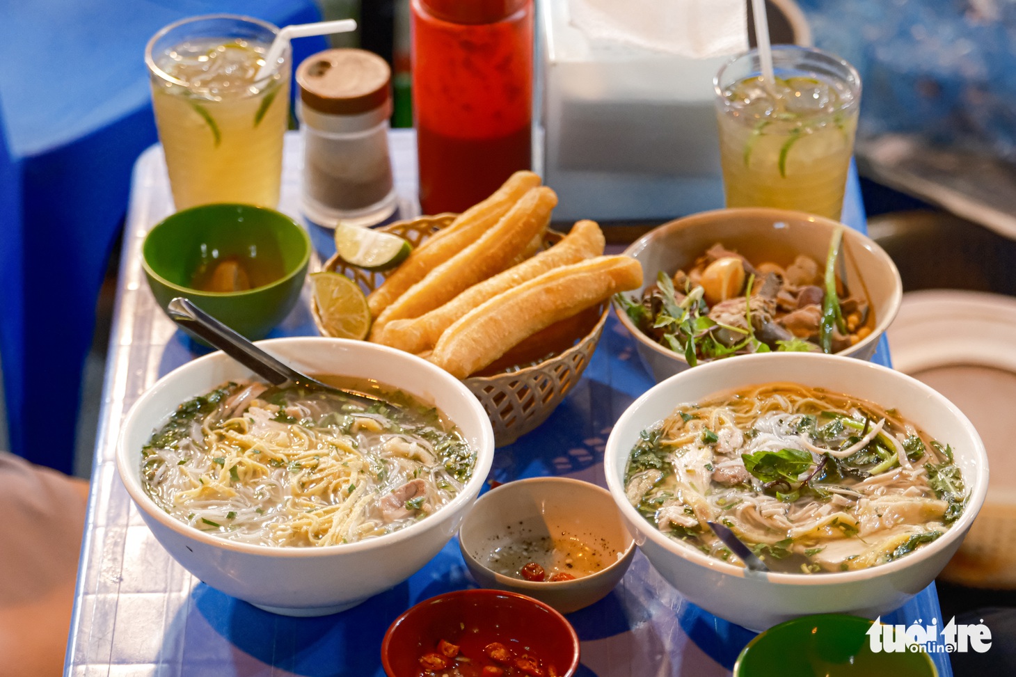 Mùa đông đến quán bún thang bán 400 bát mỗi ngày tại vỉa hè phố cổ Hà Nội - Ảnh 8.