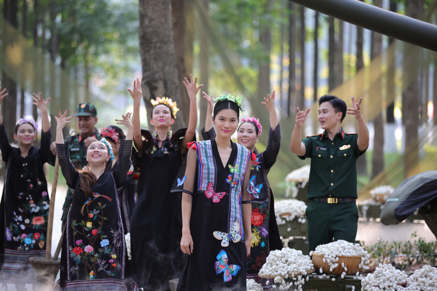 Gom gần 100 bao lá vàng rải thành sàn diễn thời trang Lính và lụa - Ảnh 7.