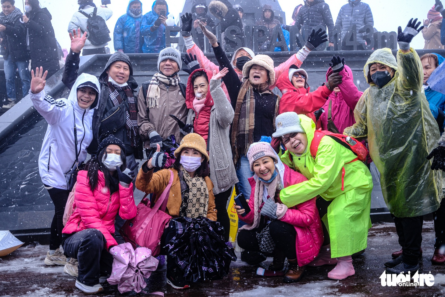 Mẹ tôi 95 tuổi là người vui nhất vì lần đầu cụ lên đỉnh Fansipan mà được ngắm tuyết rơi - Ảnh 4.