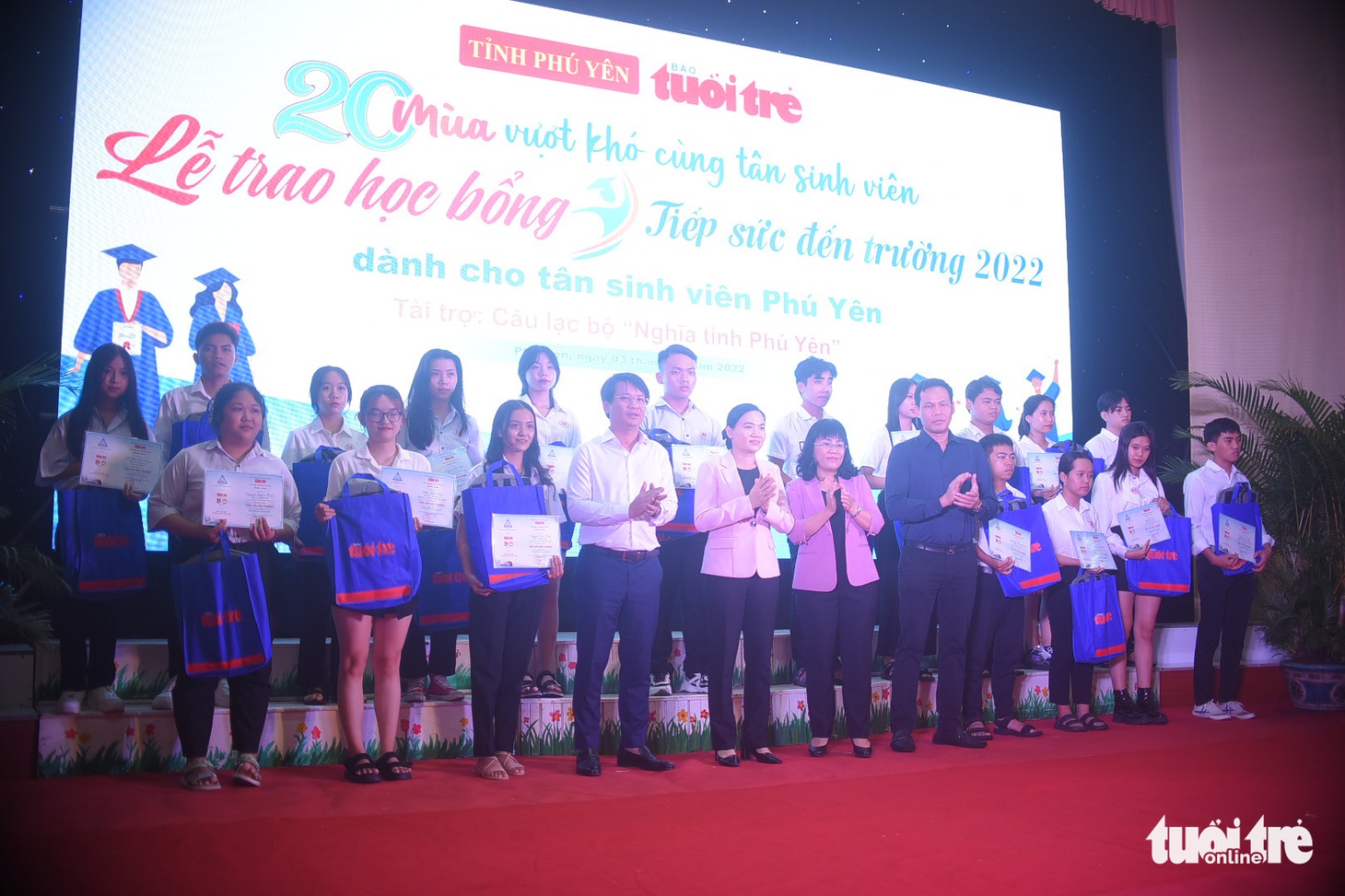 Niềm vui nhân đôi trong lễ trao học bổng ‘Tiếp sức đến trường’ tại Phú Yên - Ảnh 11.