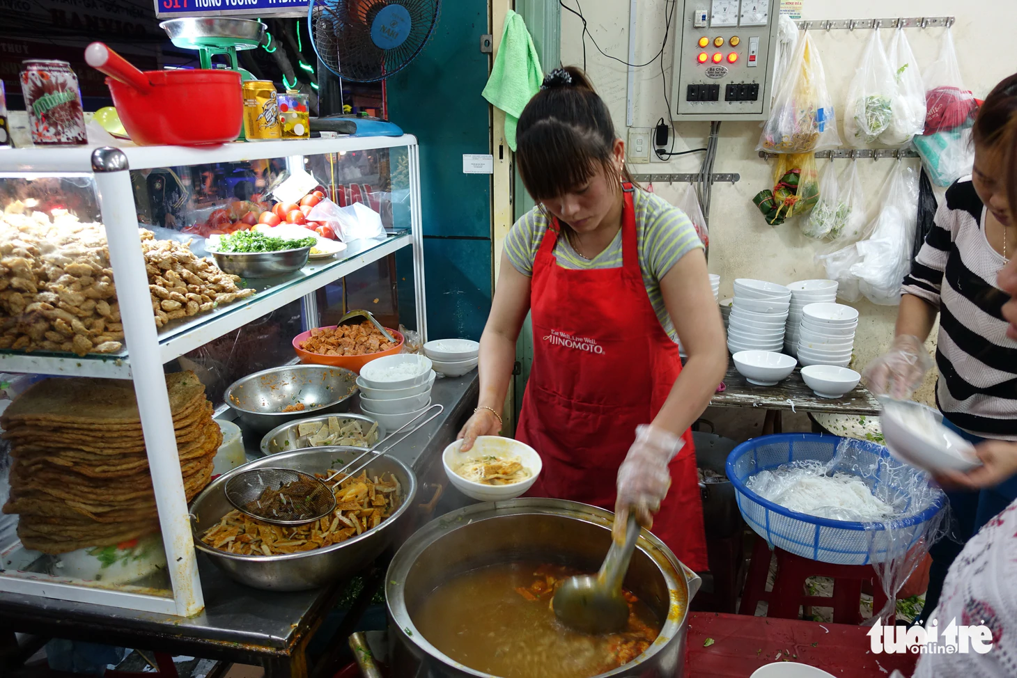 Ăn món gì dọc đường miền Trung ngon bổ rẻ? - Ảnh 1.