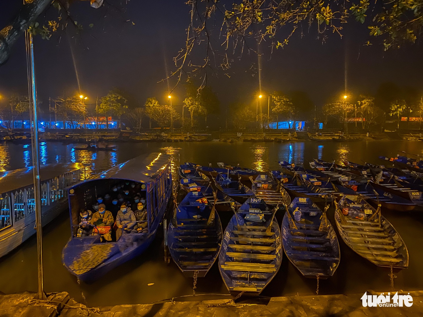 Chùa Hương chính thức mở cửa nhưng còn vắng khách - Ảnh 1.