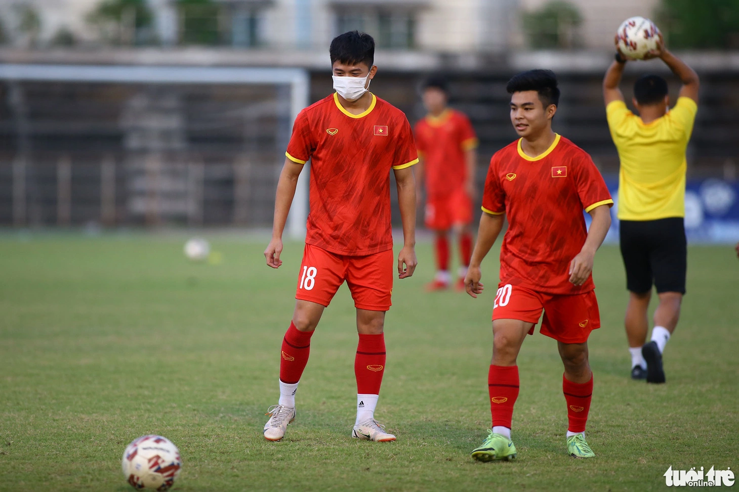 Các F1 của U23 Việt Nam đeo khẩu trang tập luyện - Ảnh 2.