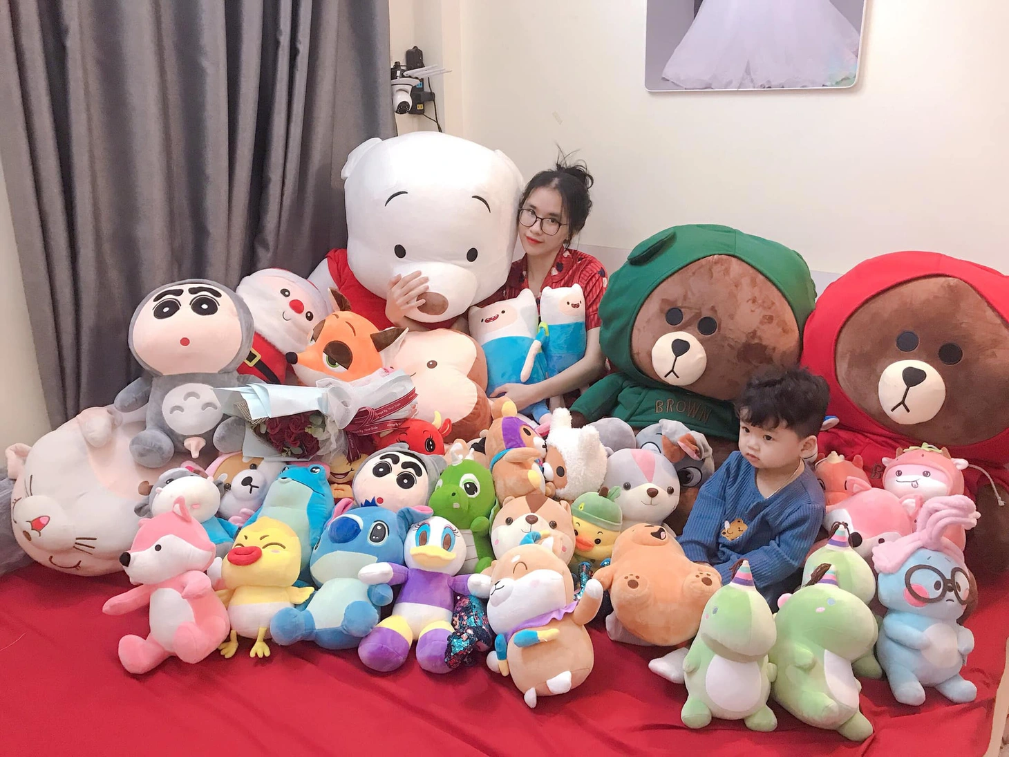 Khoe cả giường đầy gấu bông do chồng gắp tặng, mẹ bỉm sữa nhận nghìn like - Ảnh 1.