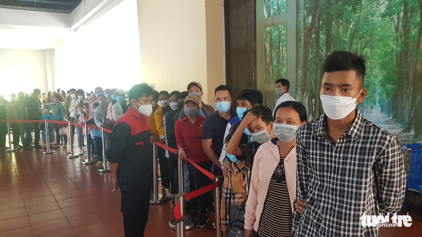 Đợi gần 2 tiếng đồng hồ để đi cáp treo lên đỉnh nóc nhà miền Tây - Ảnh 10.